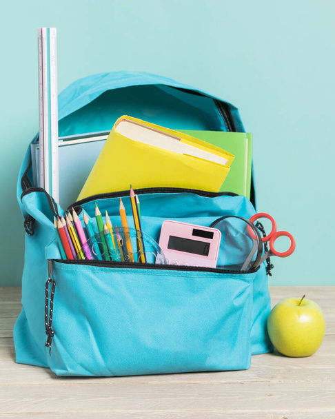 sac d'école bleu avec des fournitures essentielles. Résolution et belle photo de haute qualité - Photo, image