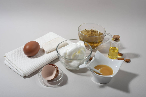 Αυγό Λευκό Μάσκα προσώπου συστατικά. Ασπράδι αυγού, ζάχαρη αλόης, βρώμη. Κλείσε.. - Φωτογραφία, εικόνα