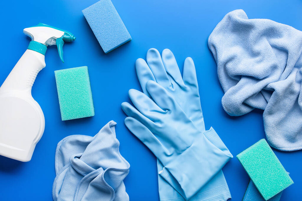 productos de limpieza productos químicos domésticos spray cepillo esponja guante - Foto, imagen