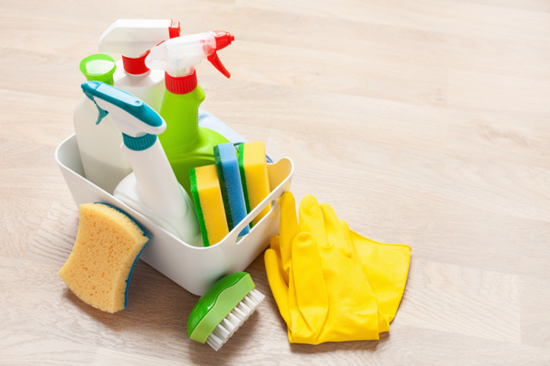 produits de nettoyage produits chimiques ménagers spray brosse éponge gant - Photo, image