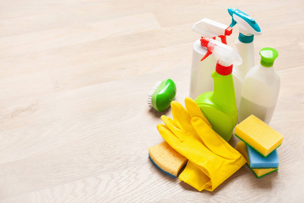 produtos de limpeza doméstico produtos químicos spray escova esponja luva - Foto, Imagem