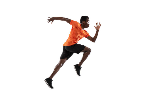 Un joven afroamericano, atleta aislado sobre fondo blanco. - Foto, Imagen
