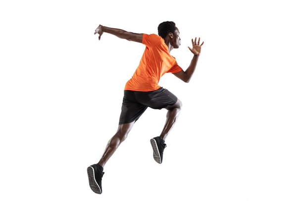 Jovem afro-americano, atleta isolado sobre fundo branco. - Foto, Imagem