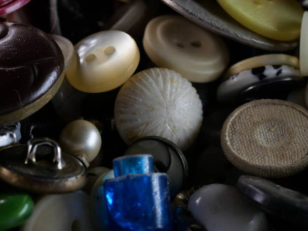 Coleção de variados botões de roupas sobressalentes. Macro. DOF - Foto, Imagem