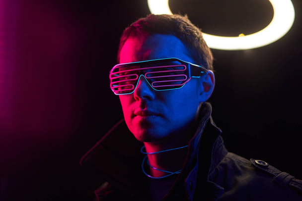 Retrato de hombre en traje futurista estilo cyberpunk. - Foto, imagen