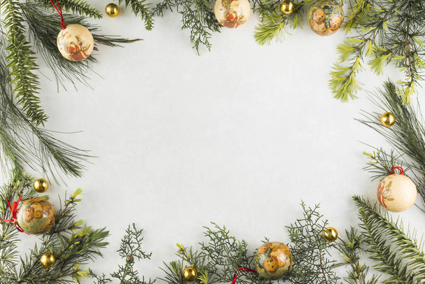 karácsonyi kompozíció ágak baubles. Felbontás és kiváló minőségű gyönyörű fotó - Fotó, kép