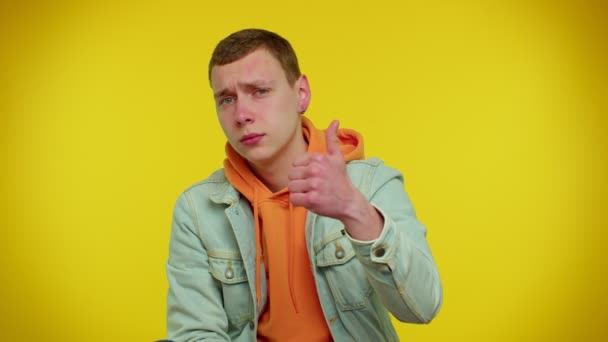 Tiener man steekt duimen omhoog eens of geeft positief antwoord beveelt reclame houdt van goed - Video