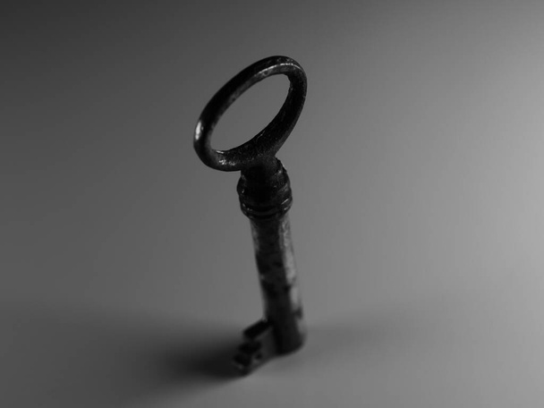Chiave dorata isolata su sfondo bianco. Vecchia chiave della porta arrugginita. Chiave in oro antico. DOF. - Foto, immagini