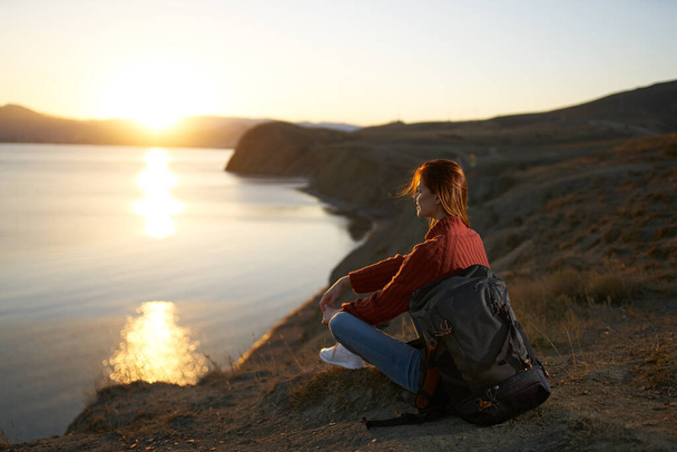 kobieta wakacje turystyczne krajobraz wschód słońca wolność - Zdjęcie, obraz