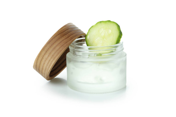 Bouteille de cosmétiques avec tranche de concombre isolée sur fond blanc - Photo, image