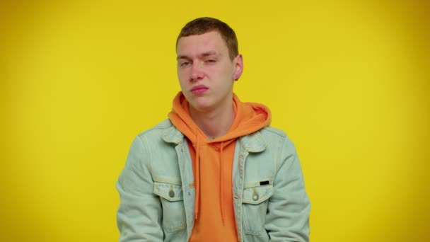 Ontevreden tiener man vraagt reden van falen, uiten van ongeloof irritatie, gevoel verveeld - Video