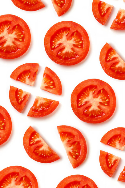 Patrón vertical de tomate rojo fresco aislado sobre fondo blanco, vista superior - Foto, imagen