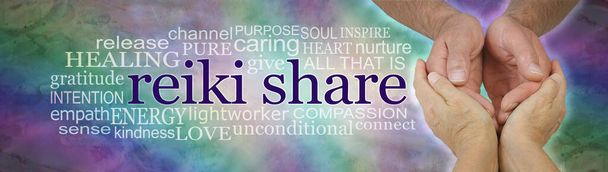 Venez rejoindre notre Reiki Share Group word cloud - mains de mentor en guérison féminine taillées autour d'un étudiant en guérison masculine à côté d'un mot REIKI SHARE nuage sur un fond rustique multicolore  - Photo, image