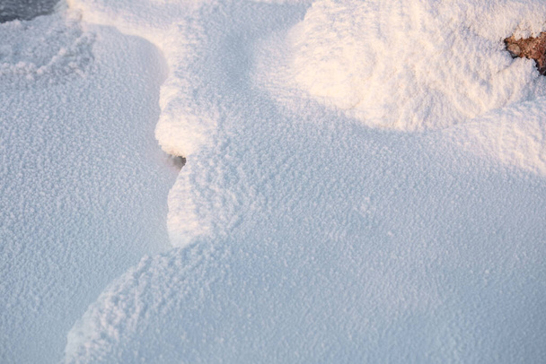 Güzel bir kar dokusu. Güzel güneş ışığı karın dokusunu ve detaylarını gösterir. - Fotoğraf, Görsel