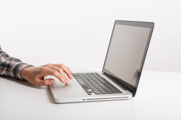 Laptop com mão homem isolado no fundo branco - Foto, Imagem