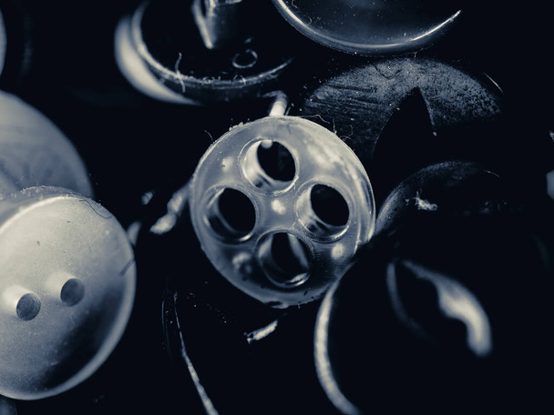 Grayscale φωτογραφία των κουμπιών. Συλλογή από διάφορα κουμπιά ανταλλακτικών ρούχων. Μακρο. ΔΟΦ - Φωτογραφία, εικόνα