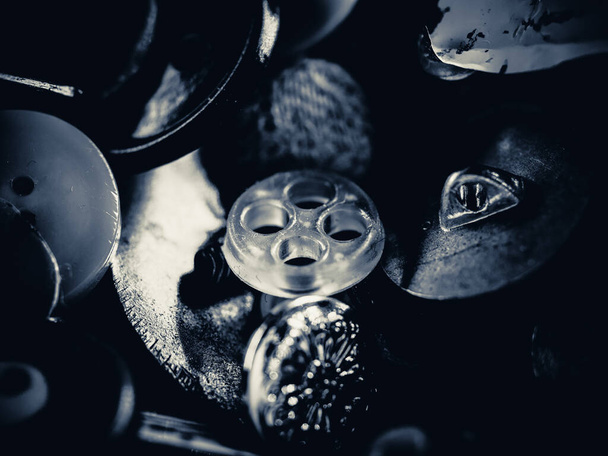 Grayscale φωτογραφία των κουμπιών. Συλλογή από διάφορα κουμπιά ανταλλακτικών ρούχων. Μακρο. ΔΟΦ - Φωτογραφία, εικόνα