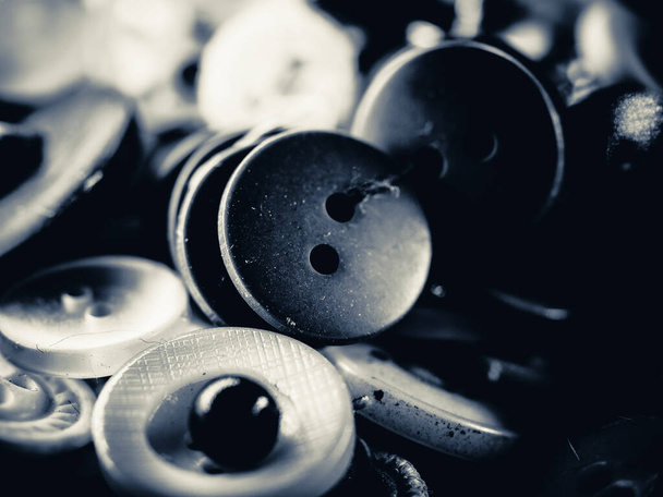 Foto de botones a escala de grises. Colección de botones surtidos de ropa de repuesto. Macro. DOF - Foto, Imagen