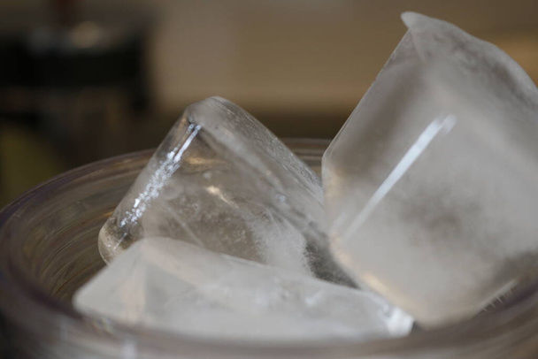Chá de leite com gelo em alça de vidro na mesa de madeira.Tampo de vidro de leite. - Foto, Imagem