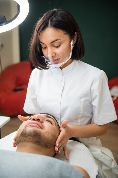 Kosmetologie-Verfahren für Männer mit Arzt - Foto, Bild