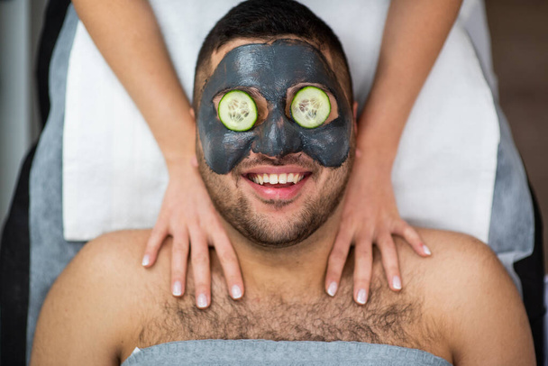 процедура косметології для чоловіків маска для обличчя
 - Фото, зображення