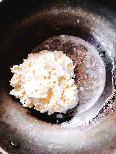 Ve venkovském Nepálu se máslo vyrábí pouze z jogurtu, přidává se voda do domácího přírodního jogurtu a 10 až 15 minut se míchá na mlýnek na míchaní. uvidíte první máslo bubliny a pak máslo shluky na povrchu ayran. když cítíte a chutnáte  - Fotografie, Obrázek
