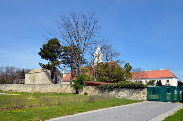 Αυστρία, η εκκλησία της ενορίας Margarethen am Moos περιβάλλεται από ένα ρωμανικό σπίτι από Charnel 1233, ένα πρώην μοναστήρι - τώρα πρεσβυτέριο και ένα παλιό πέτρινο τοίχο. - Φωτογραφία, εικόνα