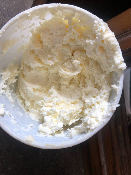 Im ländlichen Nepal wird Butter nur aus Joghurt hergestellt, dem hausgemachten Naturjoghurt Wasser hinzugefügt und für 10 bis 15 Minuten für den Mixer verrührt. sieht man erst Butterblasen und dann die Butterhaufen auf der Oberfläche von Ayran. wenn man riecht und schmeckt  - Foto, Bild
