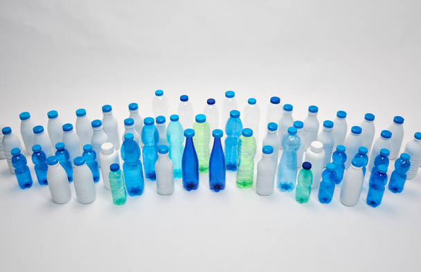 Botellas de plástico, tapas de plástico. Concepto de ciudad plástico. Concepto libre de plástico. - Foto, imagen