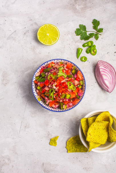 Fresh bowl of salsa pico de gallo, mexican cuisine, top view - Foto, Imagen