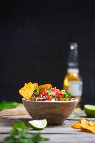 Fresh bowl of homemade salsa pico de gallo, mexican cuisine - Foto, Imagen