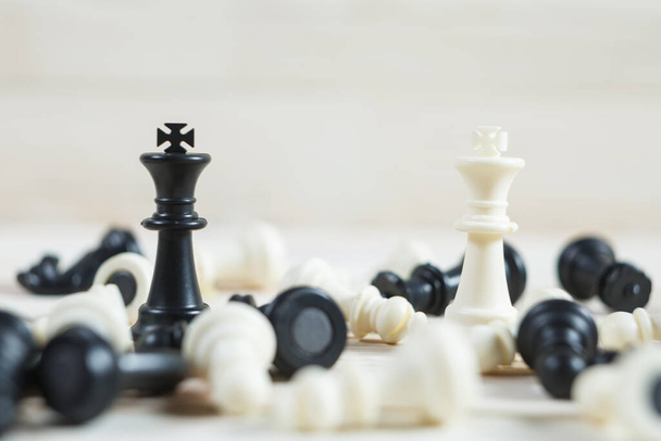 Σκακιστική φιγούρα, στρατηγική επιχειρηματικής ιδέας, ηγεσία, ομάδα και επιτυχία - Φωτογραφία, εικόνα