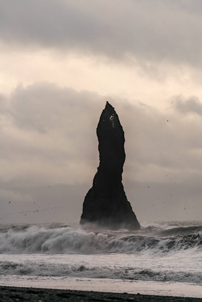 Basalt rotsformaties Troll tenen op zwart strand. bij storm Reynisdrangar, Vik, IJsland - Foto, afbeelding