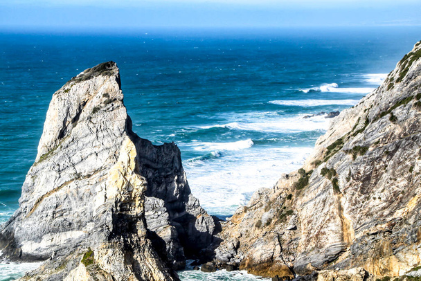 Gyönyörű Ursa strand a hatalmas szikla képződmények és a kék Atlanti-óceán - Fotó, kép