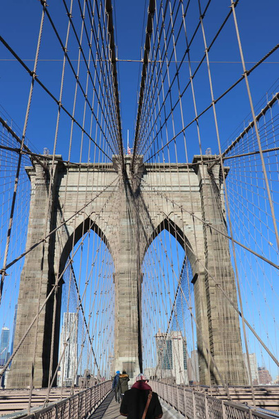 Brooklyn Bridge Arches and Architecture w Nowym Jorku. - Zdjęcie, obraz