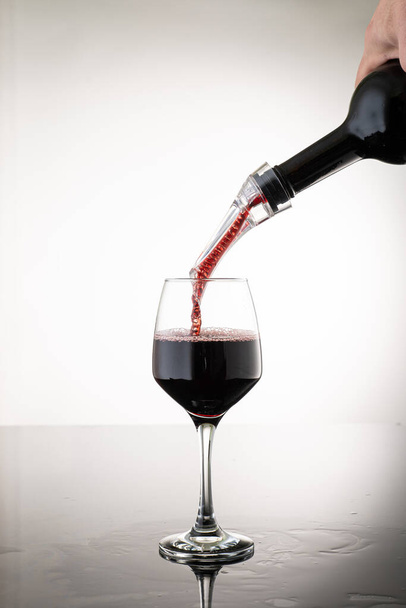pour wine through the aerator to oxygenate the wine, stream the wine with bubbles - Fotó, kép