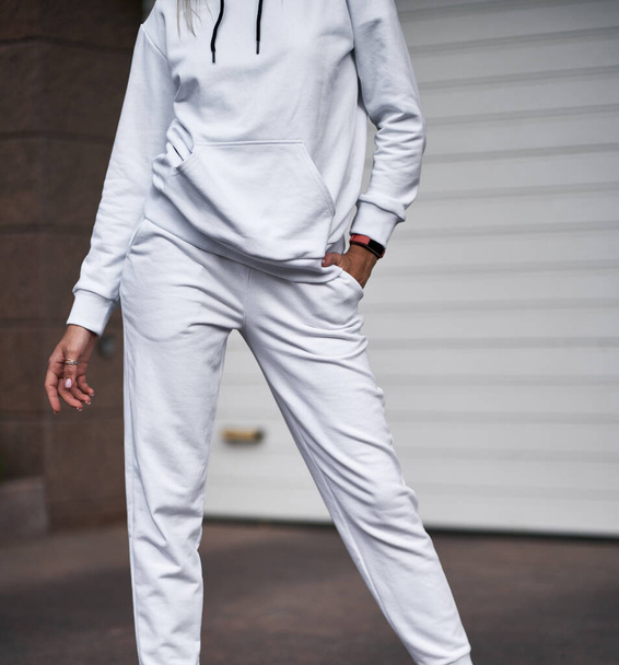 mujer usa pantalones blancos. sport girl está usando pantalones ligeros - Foto, Imagen