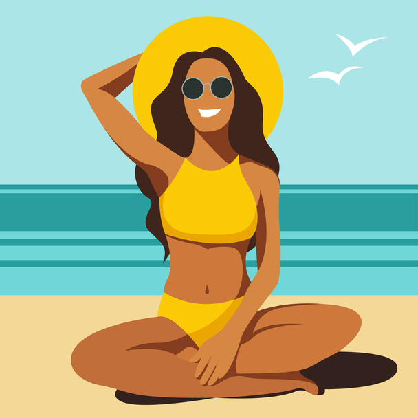 vektori tasainen muotoilu trendikäs kuva teema kesälomien. ruskettunut nuori hymyilevä tyttö keltaisessa uimapuvussa, aurinkolasit ja hattu istuu lootusasennossa rannalla meren tai valtameren rannalla - Vektori, kuva