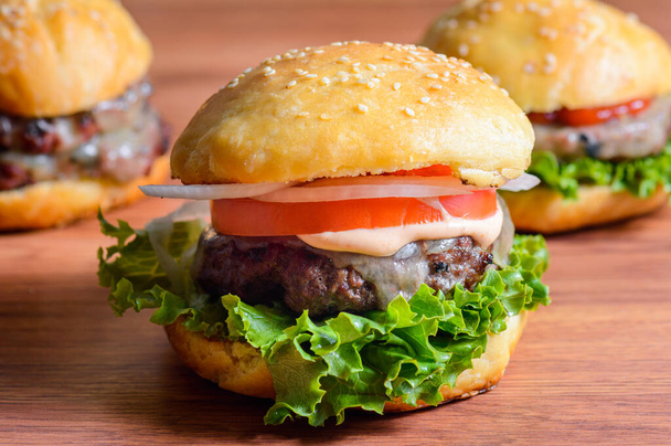 Domácí grilované sýrové burgery v brioche chlebových buchtách - Fotografie, Obrázek