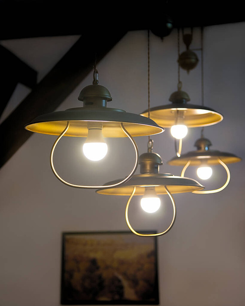 Zbliżenie vintage lampy sufitowe w hali - Zdjęcie, obraz