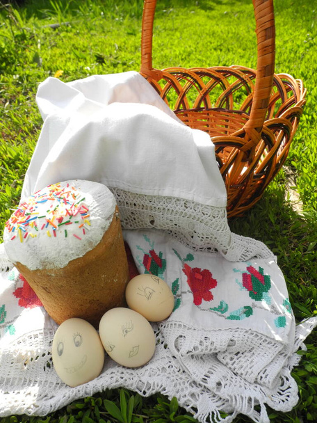 Pascua, pastel de Pascua y huevos en una toalla bordada - Foto, Imagen