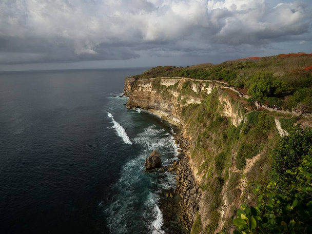 Panorama del paesaggio marino vista della ripida scogliera rocciosa paesaggio costiero al Tempio di Uluwatu a Bali Indonesia Sud-Est asiatico - Foto, immagini