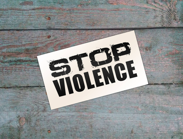 Hagyd abba az erőszakos szavakat a fa asztalon. Társadalmi fogalom - Fotó, kép