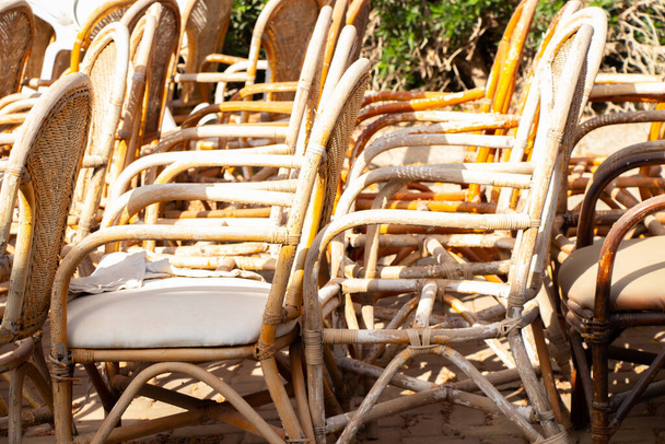 sillas viejas de madera rota de pie en la calle del hotel durante la restauración en Egipto, sillas rotas - Foto, Imagen