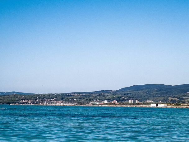 Küste in Italien in Vada, Tyrrhenisches Meerwasser vor blauem Himmel. Urlaub und Naturkonzept. Kopierraum. - Foto, Bild