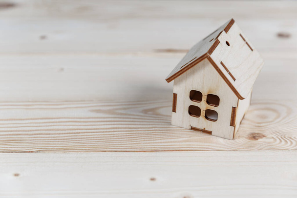 Concept immobilier. Petite maison en bois jouet avec clés avec espace de copie - Photo, image