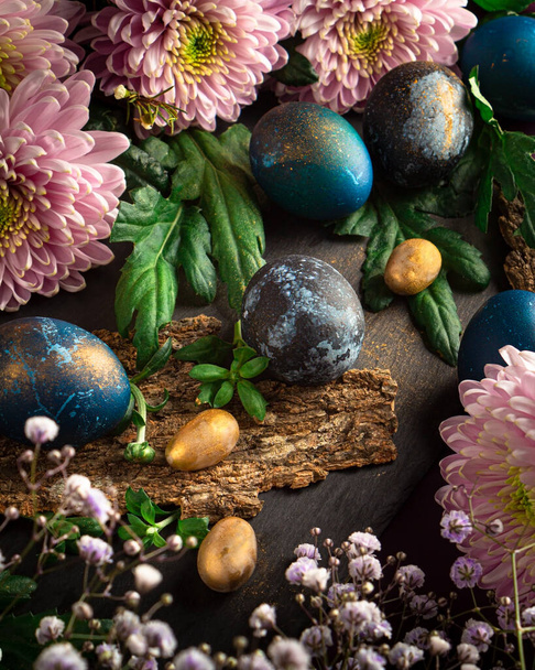Gefärbte Ostereier mit schönen Chrysanthemen und Zigeunerblumen - Foto, Bild