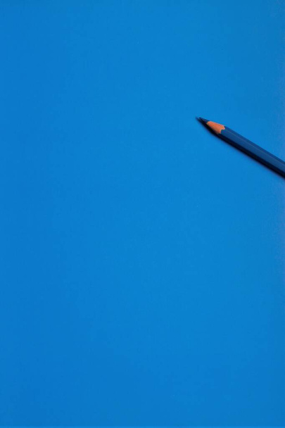 one pencil on the desktop - Foto, afbeelding