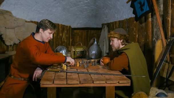 Dos hombres jugando popular juego de mesa de estrategia - tafl - Foto, imagen