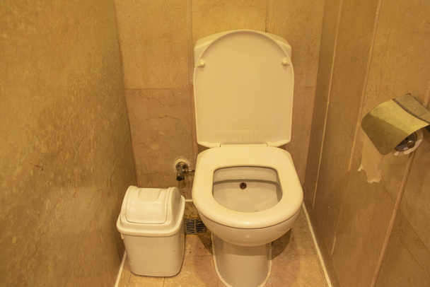 stary brudne publiczne toaleta w a hotel zbliżenie - Zdjęcie, obraz